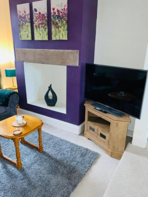 Selston House, 3 bedroom cosy cottage Home for up to 6 Guests, Cul-de-sac on Private road